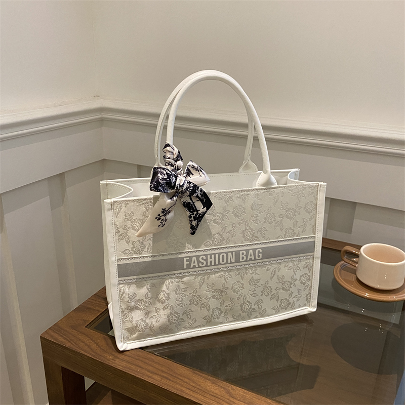 Tas Tote Wanita Mewah Elegan M - Embroidery On Leather ulasan dan harga